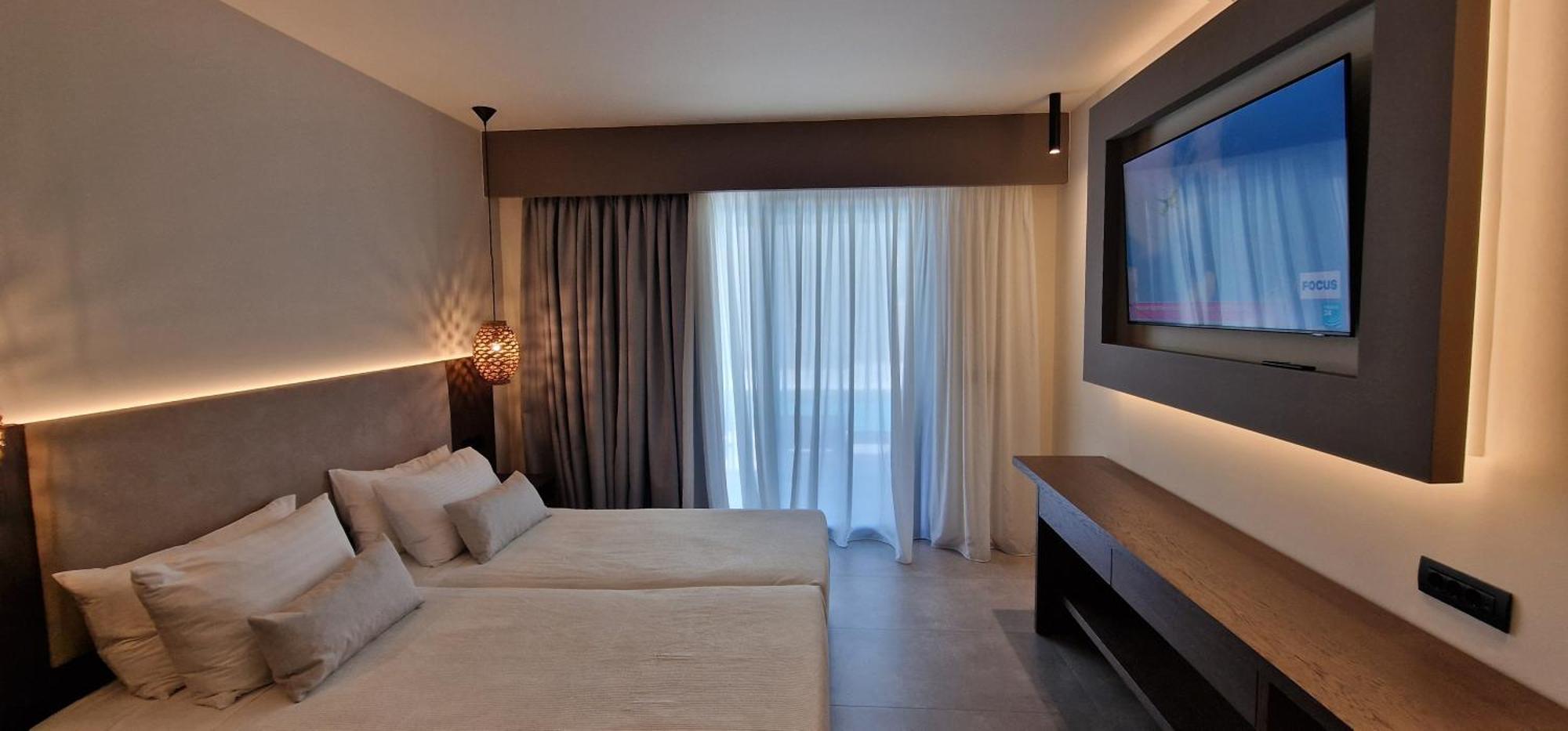 Cosmopolitan 4*